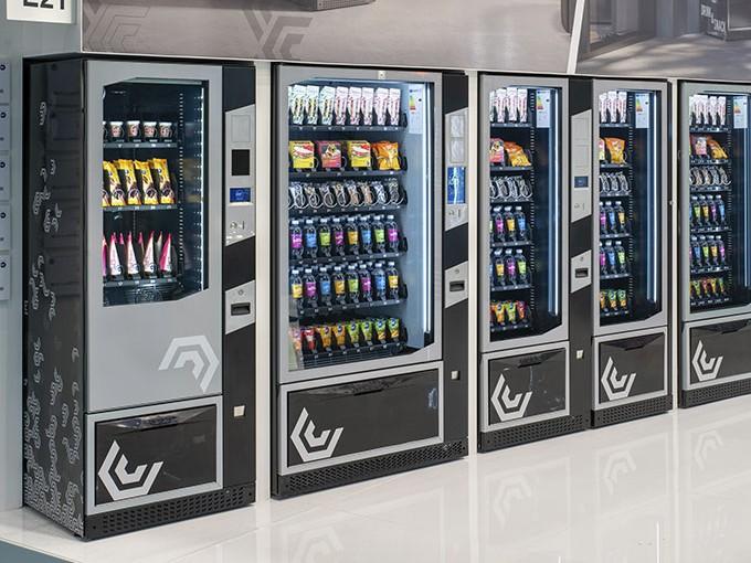 Getränke- und Snackautomaten an der Wand eines Geschäftsraums