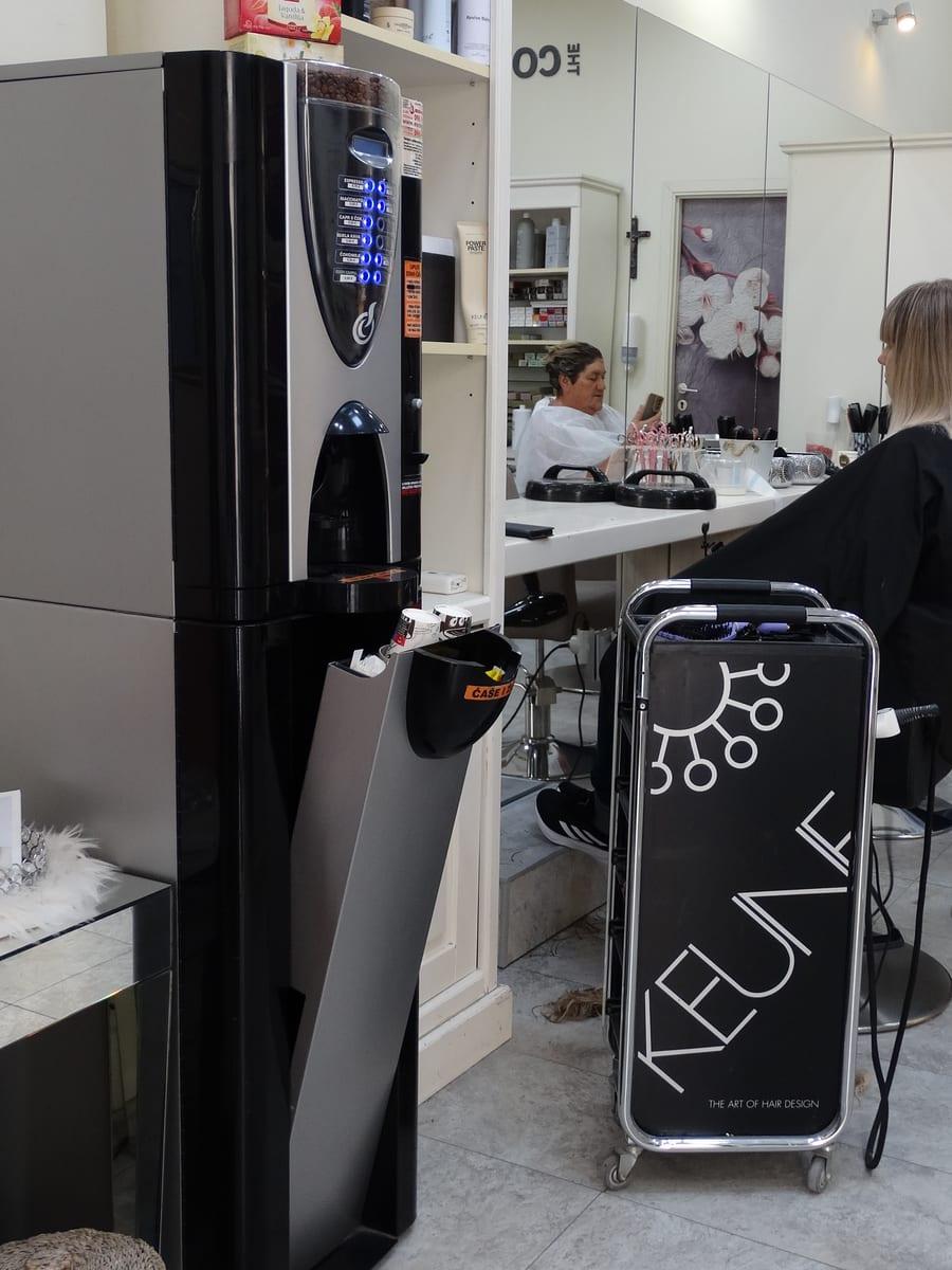 Kaffeeautomat in einem Friseursalon