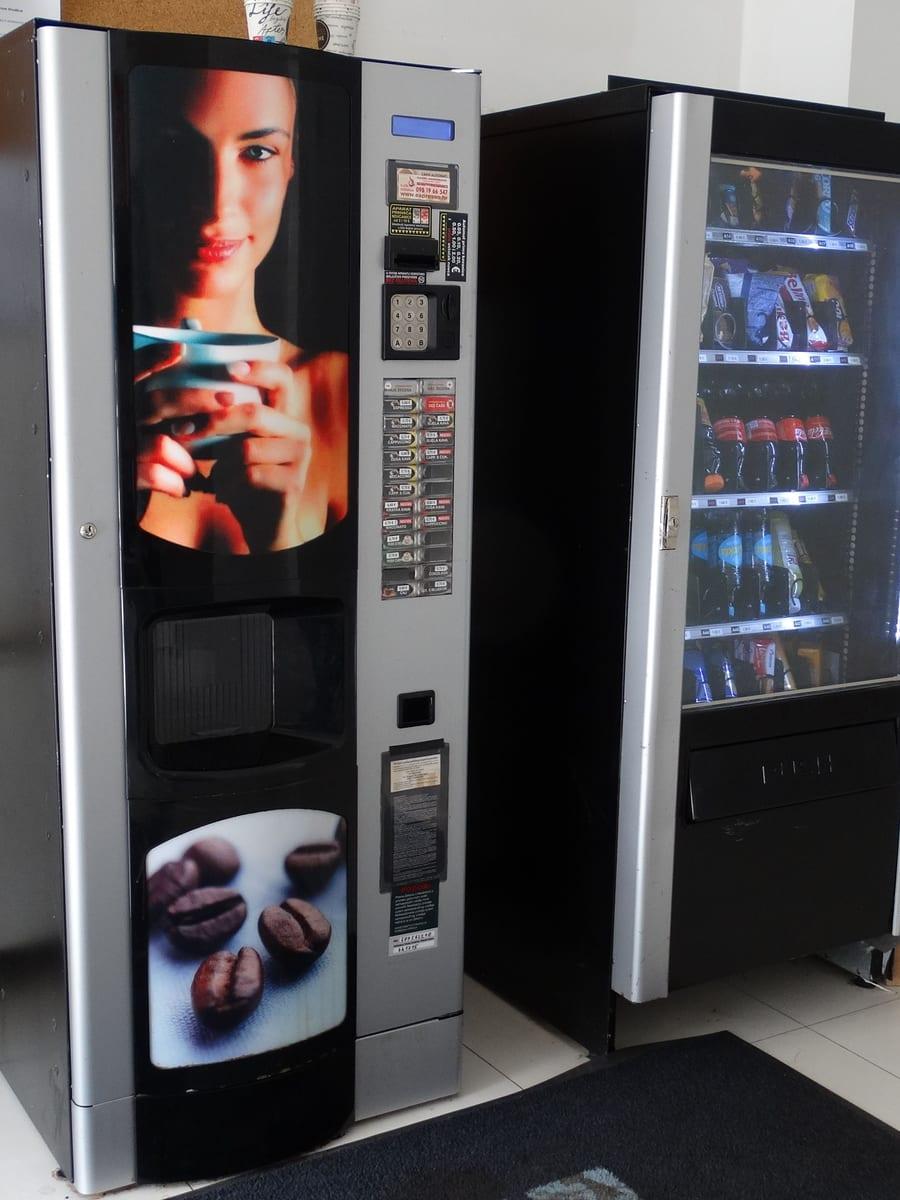 Kaffeeautomat sowie Getränke- und Snackautomat in einem Geschäftsraum
