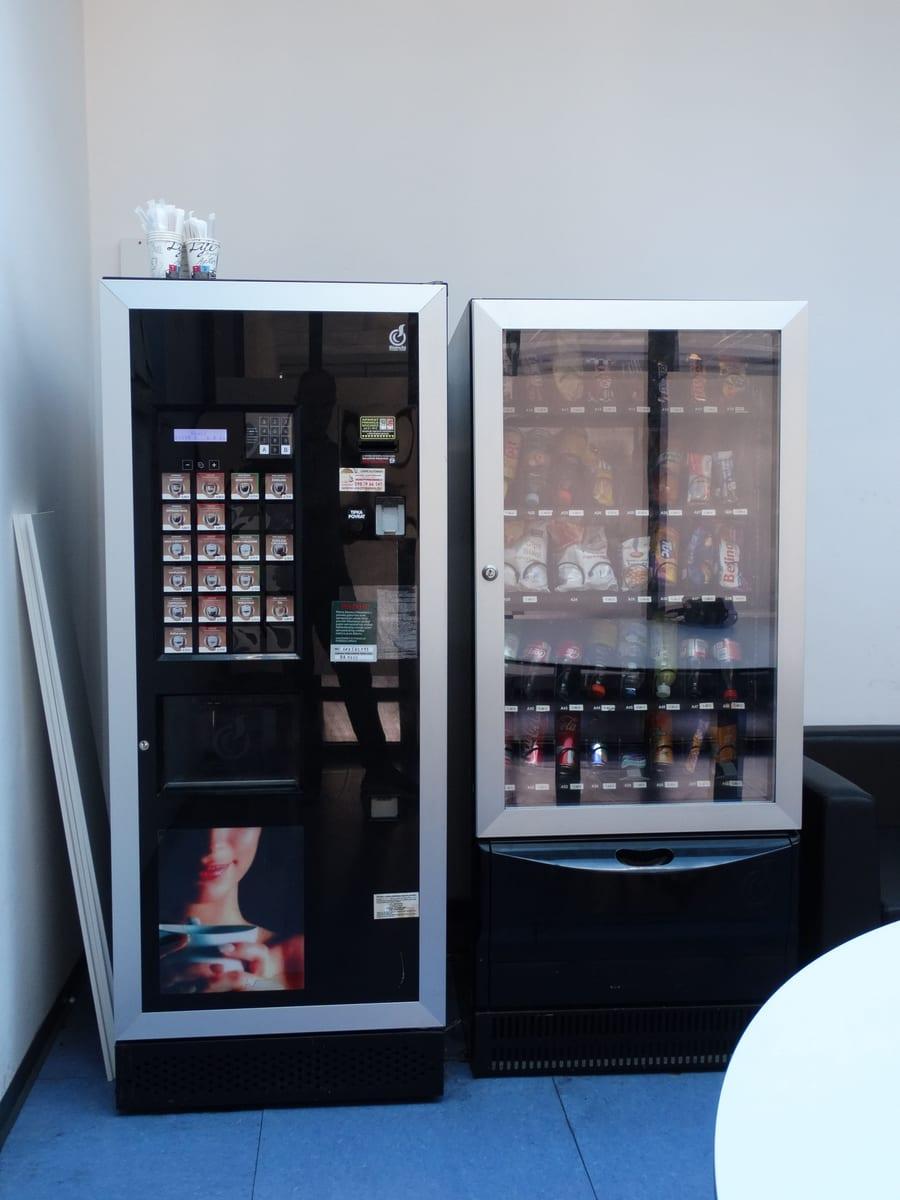 Kaffeeautomat und Snackautomat in einem Büro