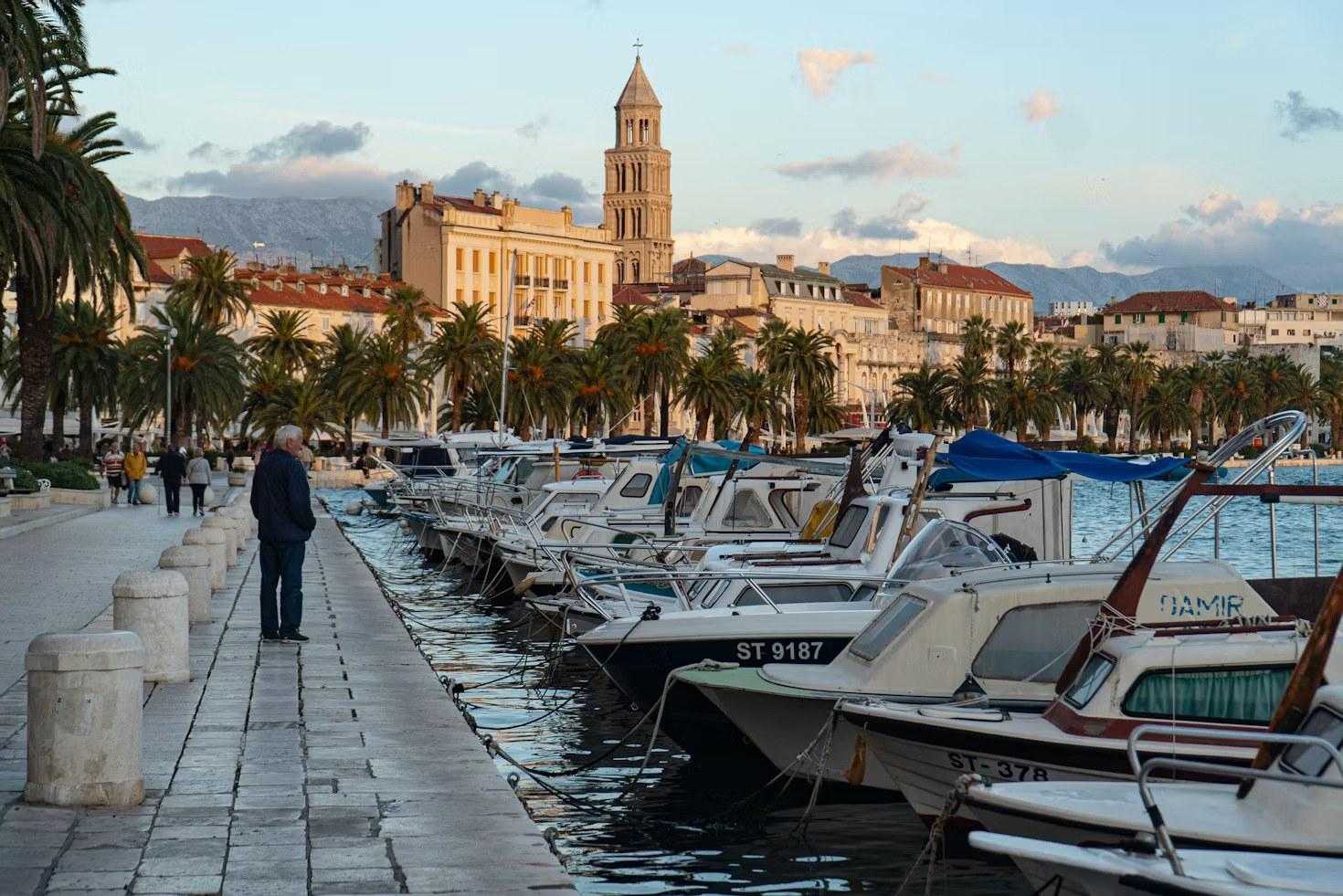 Split, die Riva und die Altstadt in der Abenddämmerung